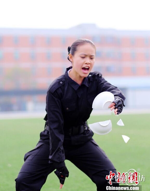 <em>空姐</em>训练<em>要求</em>能单手碎碗、劈砖_南京大家谈_