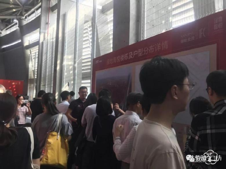 绿地海悦今天开盘,截止目前还有少量大户型房源没有卖完!现场弃号较多! 绿地海悦今天开盘,截止目前还有少量大户型房源没有卖完!现场弃号较多!