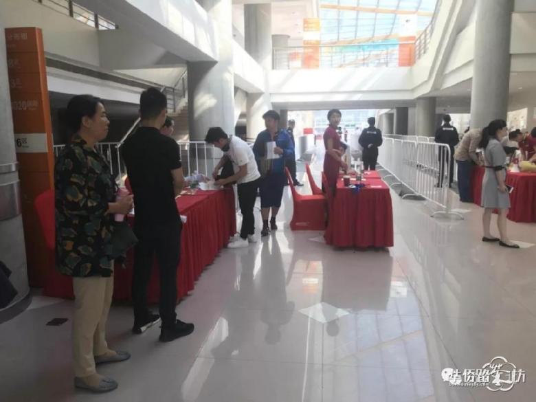 绿地海悦今天开盘,截止目前还有少量大户型房源没有卖完!现场弃号较多! 绿地海悦今天开盘,截止目前还有少量大户型房源没有卖完!现场弃号较多!