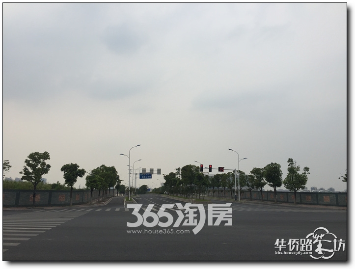 【小悦跑地】龙湖小龙湾G23地块还未正式动工,围挡已刷新哦,不过门口却贴了一张公告,上面写着什么? 【小悦跑地】龙湖小龙湾G23地块还未正式动工,围挡已刷新哦,不过门口却贴了一张公告,上面写着什么?