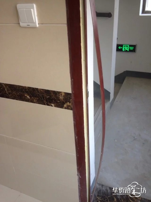 二期6号楼好多层楼道中门框边条脱落了,何时修