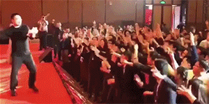 房地产公司年会撒钱