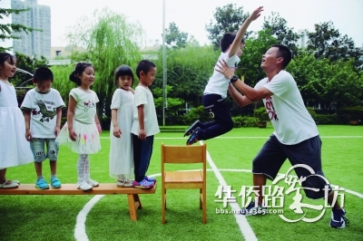 江苏首批免费培养男幼师今报道 22人在南京各