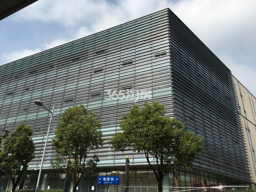 绿地之窗南广场