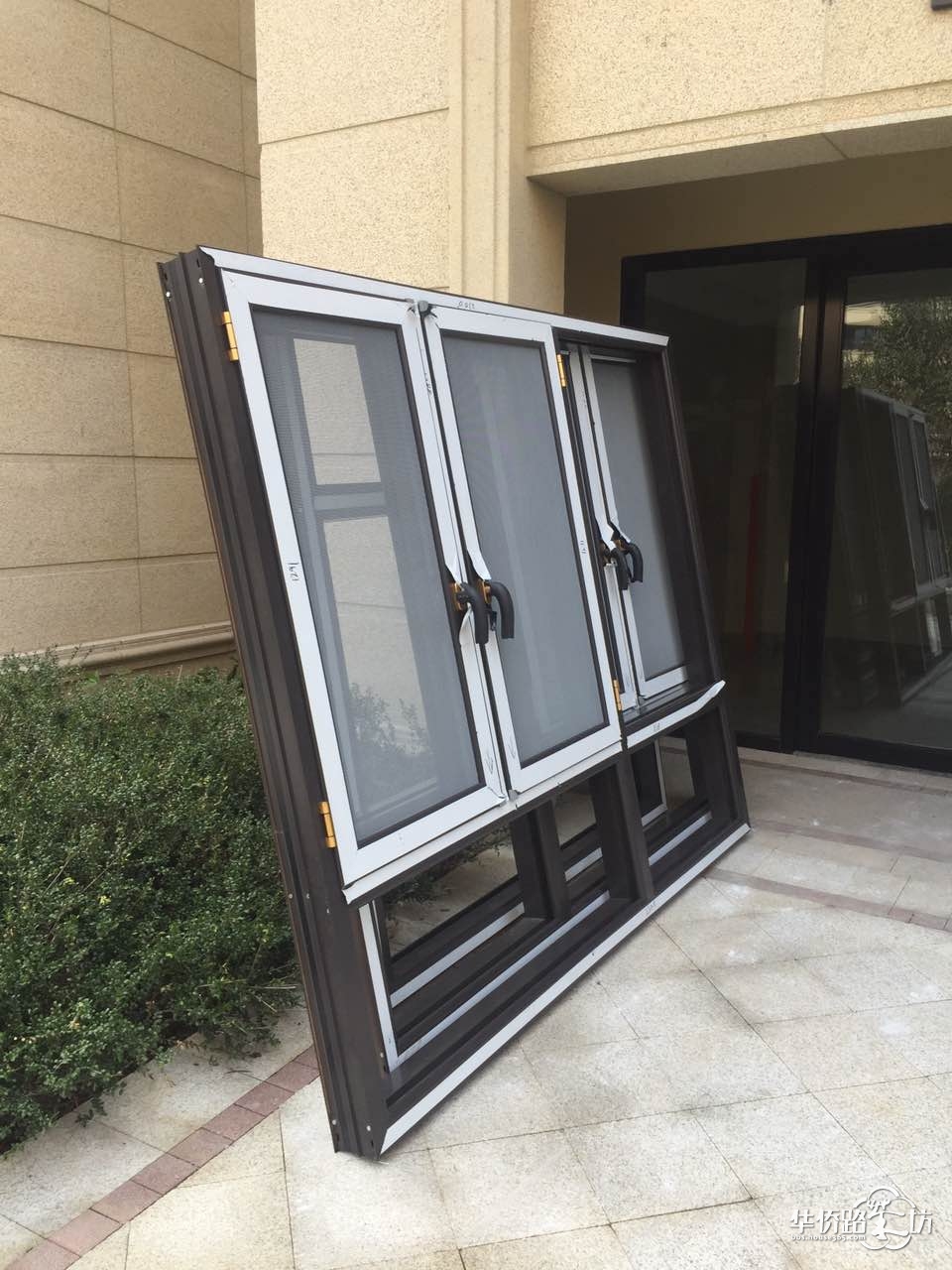 【巴森系统节能门窗】金钢防盗一体窗,货已到施工现场