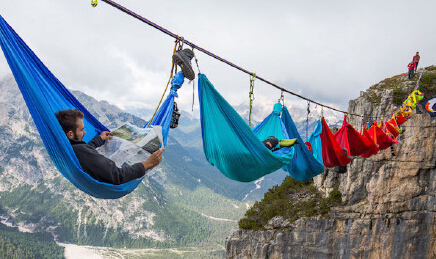 meeting monte piana),参加者在这些悬空的吊床里睡觉,聊天,弹琴,唱歌